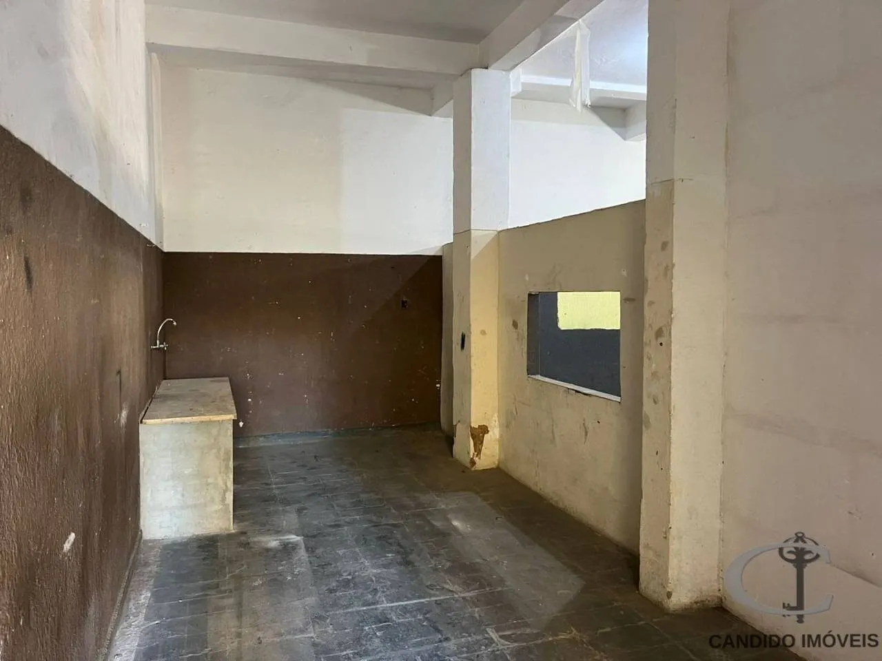 Foto 3 de Ponto comercial amplo com porta de enrolar e quintal, aceita permuta, São Vicente