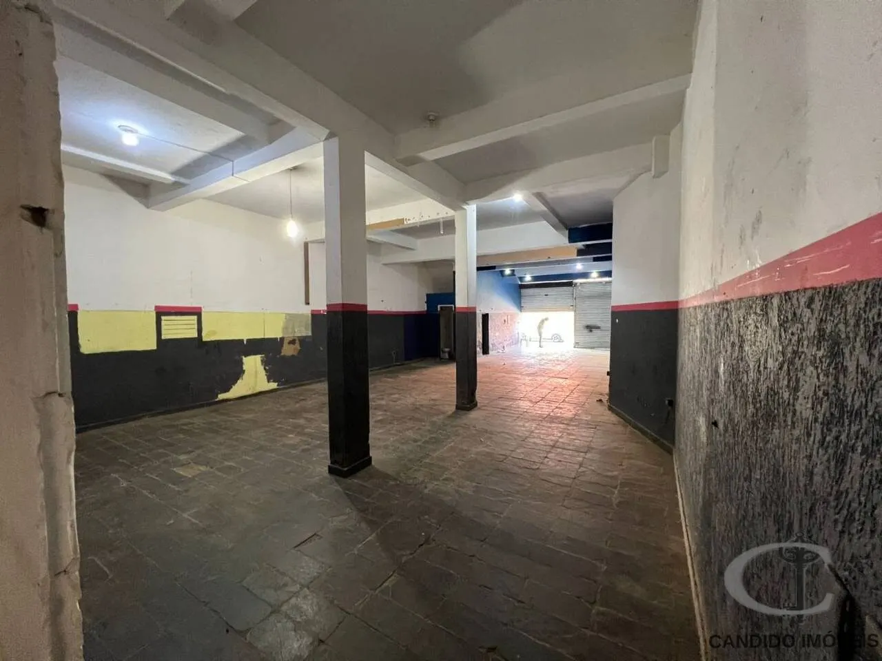 Foto 4 de Ponto comercial amplo com porta de enrolar e quintal, aceita permuta, São Vicente