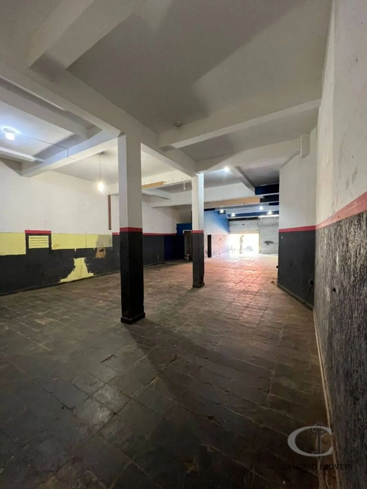 Foto 6 de Ponto comercial amplo com porta de enrolar e quintal, aceita permuta, São Vicente