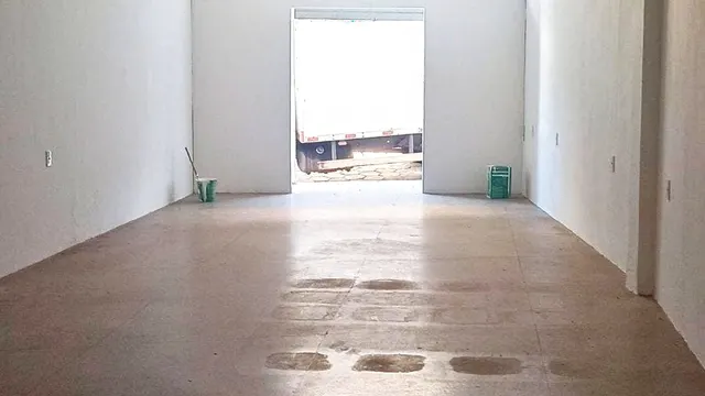 Ponto comercial de 63 m² com banheiro e porta de enrolar, Varginha