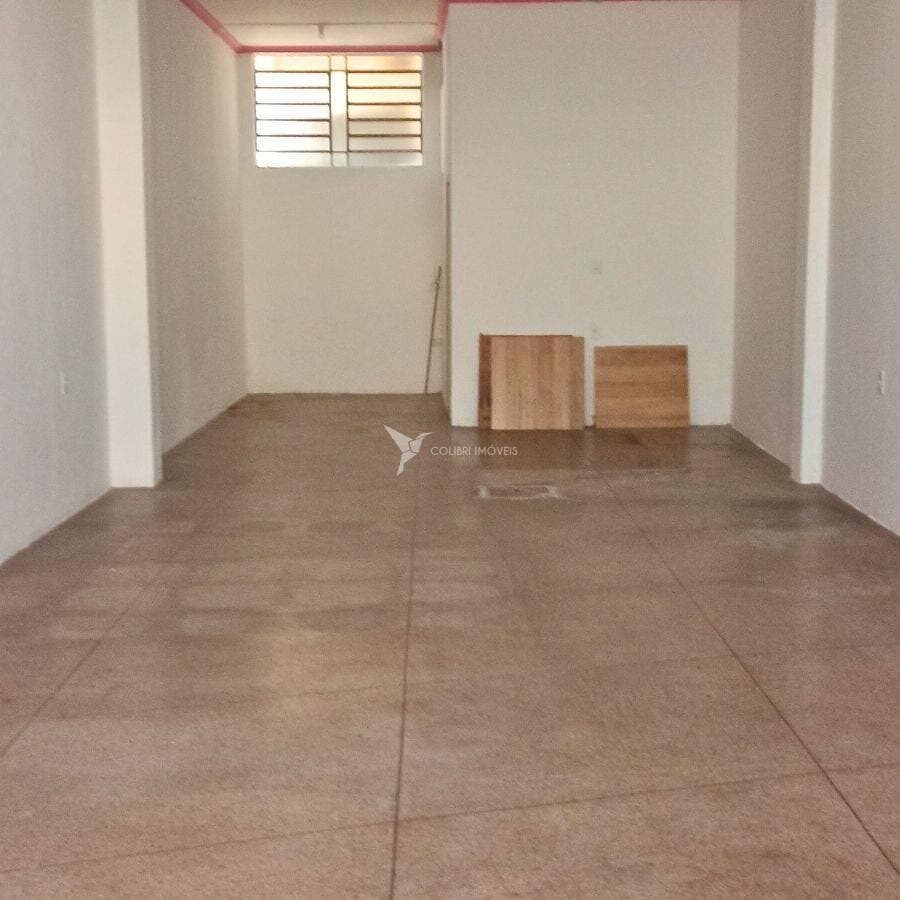 Foto 2 de Ponto comercial de 63 m² com banheiro e porta de enrolar, Varginha