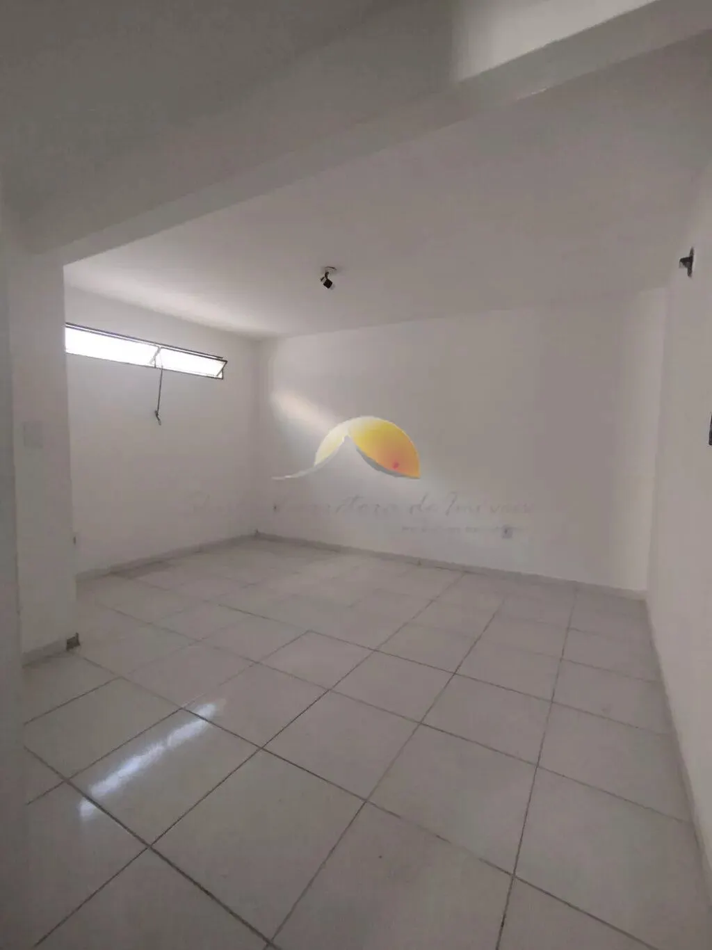 Foto 2 de Ponto comercial com sala de apoio e banheiro para alugar, Morro Chic