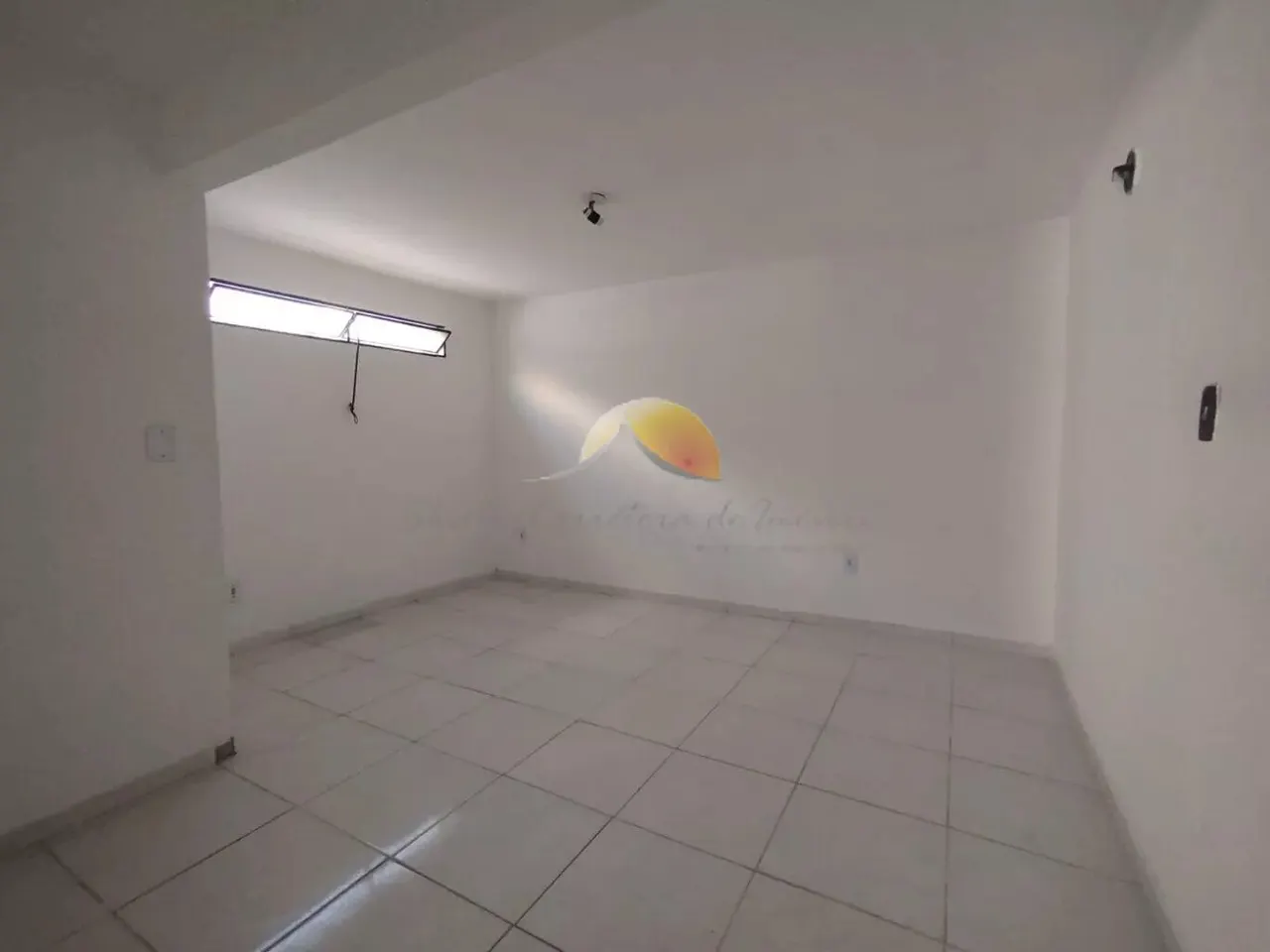 Foto 3 de Ponto comercial com sala de apoio e banheiro para alugar, Morro Chic