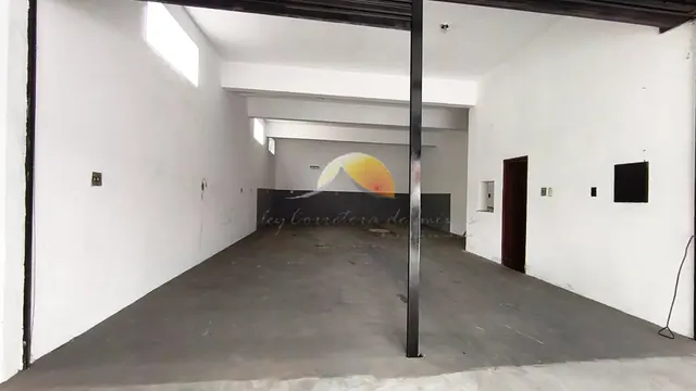 Ponto comercial com porta de enrolar e vão livre, São Sebastião