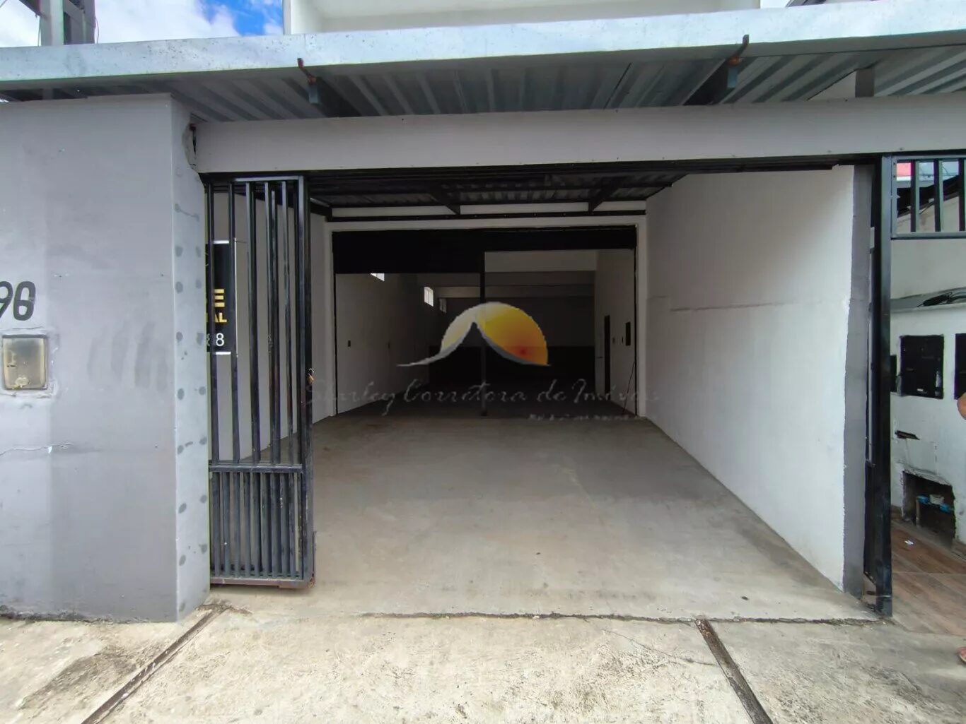 Foto 2 de Ponto comercial com porta de enrolar e vão livre, São Sebastião