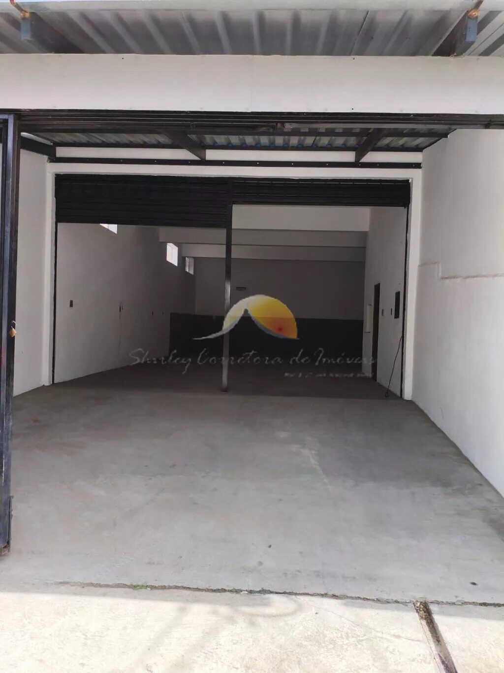 Foto 3 de Ponto comercial com porta de enrolar e vão livre, São Sebastião