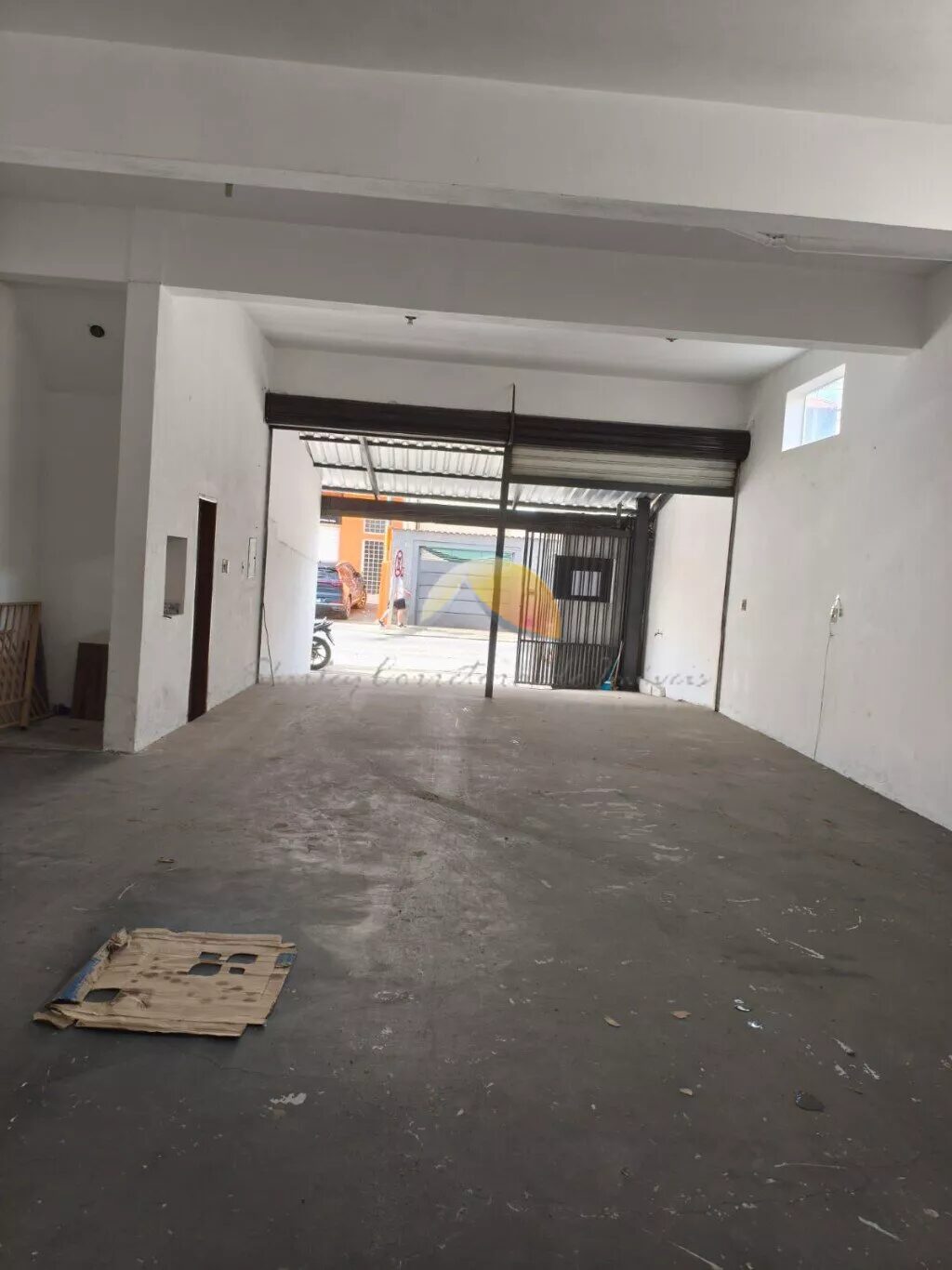 Foto 4 de Ponto comercial com porta de enrolar e vão livre, São Sebastião