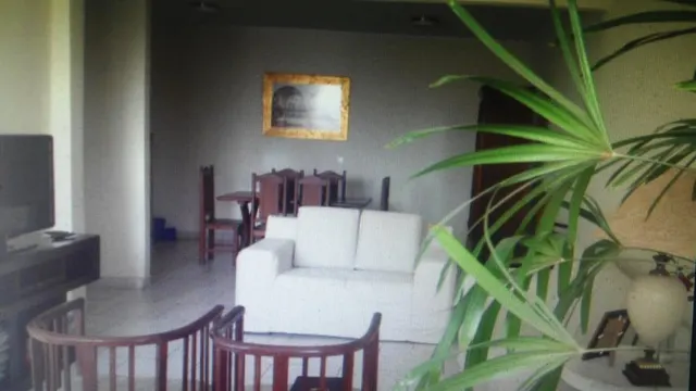 Foto 1 de Prédio com ponto comercial, 4 kitnets locadas, apartamento e garagem para 4 carros, Centro