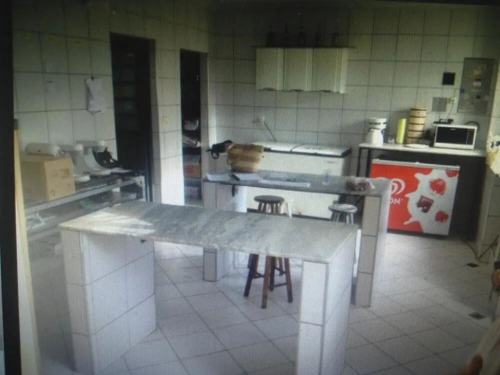 Foto 2 de Prédio com ponto comercial, 4 kitnets locadas, apartamento e garagem para 4 carros, Centro