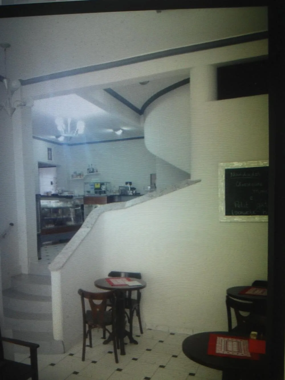 Foto 3 de Prédio com ponto comercial, 4 kitnets locadas, apartamento e garagem para 4 carros, Centro