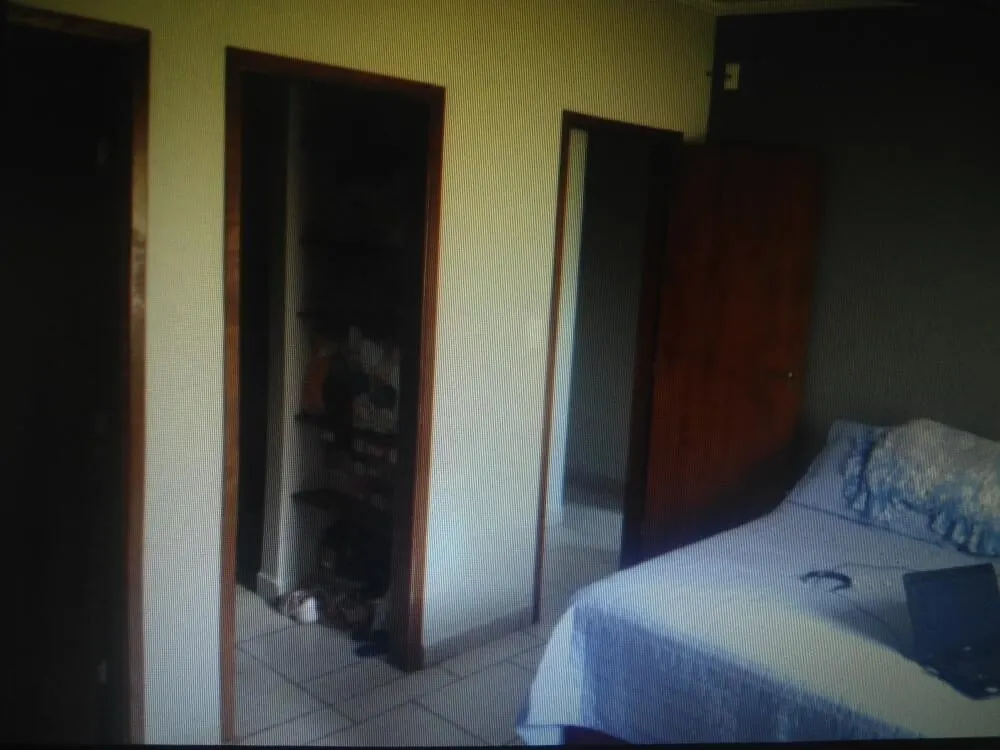 Foto 4 de Prédio com ponto comercial, 4 kitnets locadas, apartamento e garagem para 4 carros, Centro