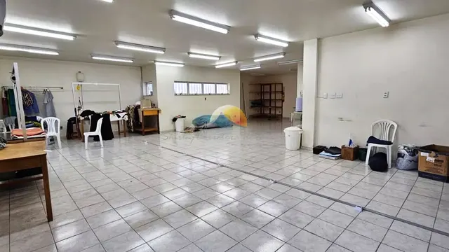 Prédio comercial com loja no térreo e salão amplo no superior, Centro