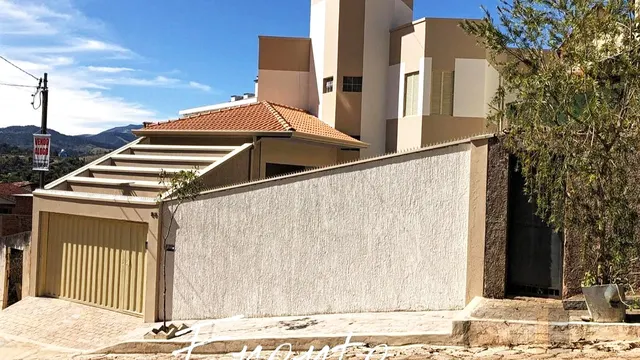 Foto 1 de Casa de 274 m² para alugar no bairro Pinheirinho