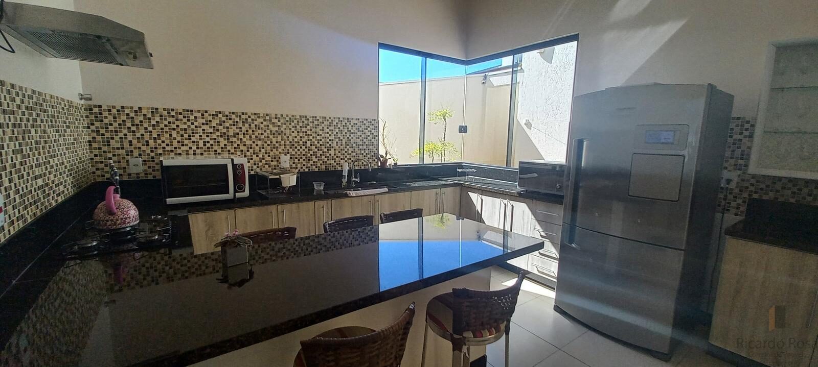 Foto 2 de Casa de 4 quartos no Pinheirinho