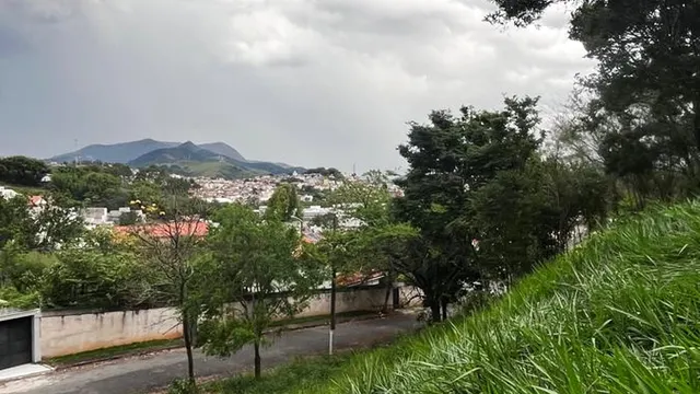 Terreno em aclive de 450 m² no Pinheirinho