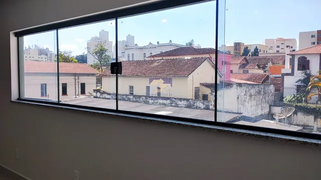 Sala comercial de 85 m² com mezanino e vaga em prédio com piscina, Centro