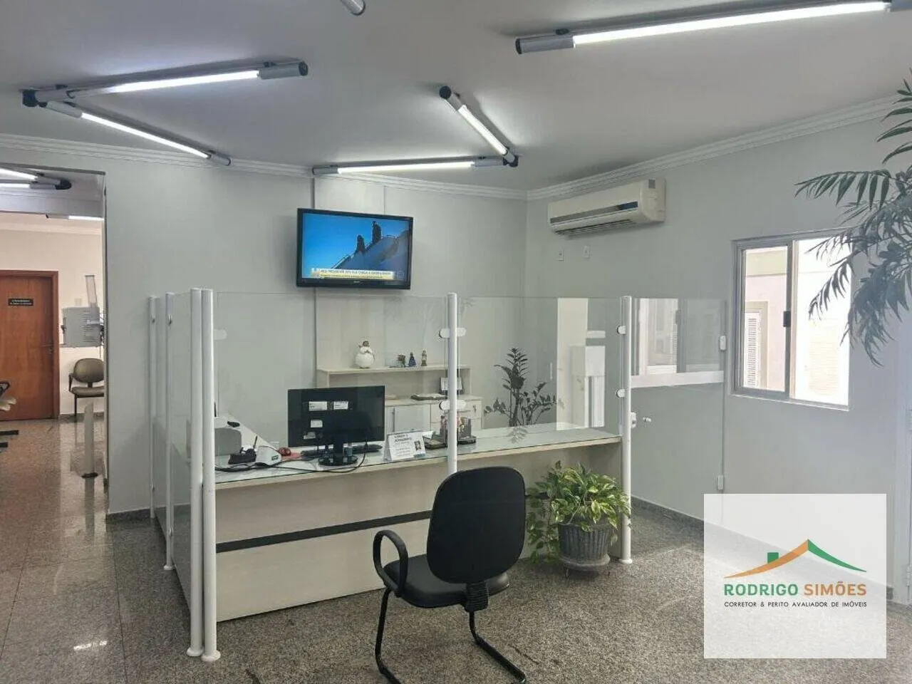 Foto 2 de Sala comercial de 58 m² montada para área da saúde, BPS