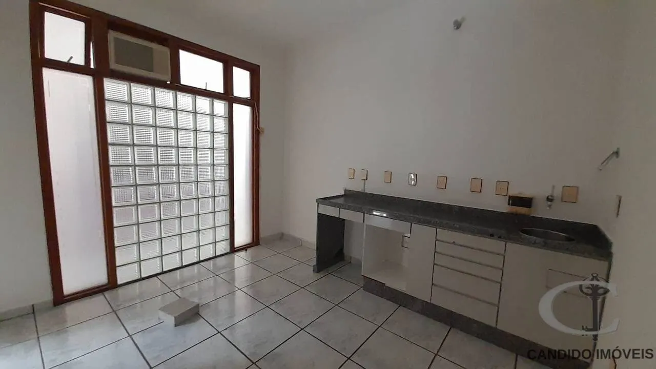 Foto 2 de Sala comercial com bancada e armários em galeria, Centro