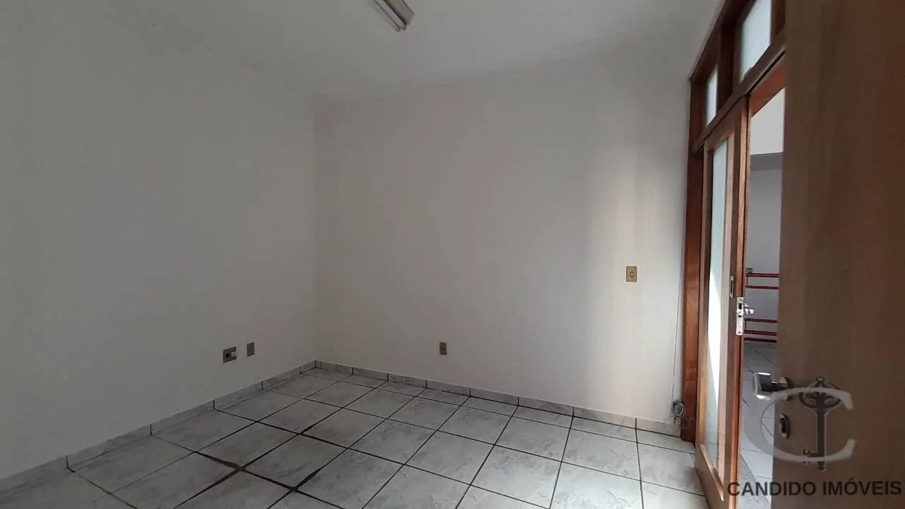 Foto 3 de Sala comercial com bancada e armários em galeria, Centro