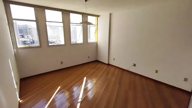 Sala comercial com banheiro no Edifício Dona Helena, Rua Nova, Centro