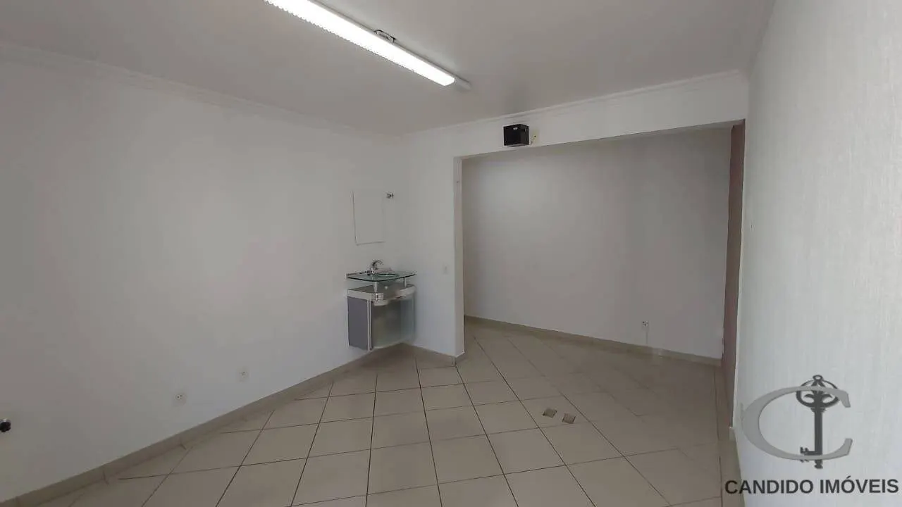Foto 3 de Sala de 23 m² com mobiliário em condomínio médico, Morro Chic