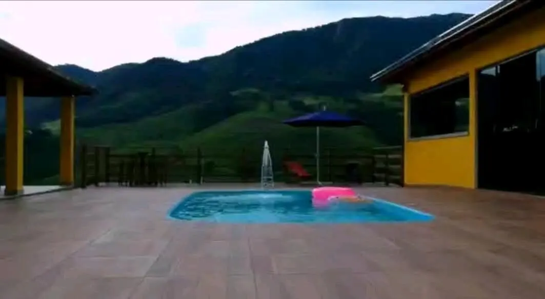 Foto 2 de Sítio de 24.200 m² com casa de 3 quartos, chalé, piscina aquecida e baias, Ano Bom