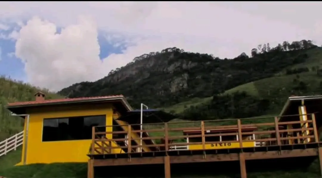 Foto 6 de Sítio de 24.200 m² com casa de 3 quartos, chalé, piscina aquecida e baias, Ano Bom