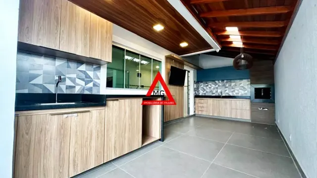 Sobrado de 3 quartos (1 suíte) com área gourmet e garagem para 3 carros, Bela Vista