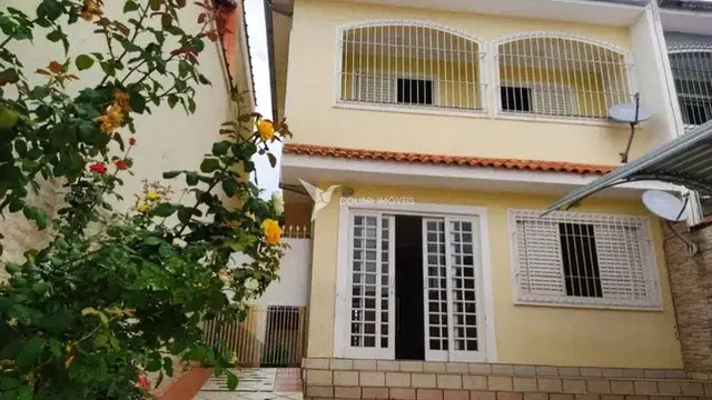 Sobrado de 3 quartos (1 suíte) com área de churrasqueira e garagem, Medicina