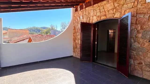 Foto 1 de Sobrado de 3 quartos com suíte e varanda ampla, Santa Rita de Cássia