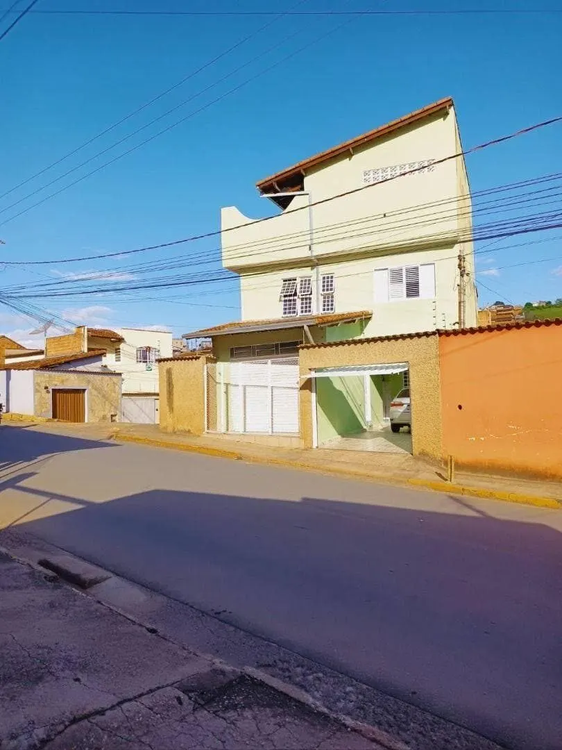 Foto 2 de Sobrado de 4 quartos (1 suíte) com terraço e ponto comercial, Rebourgeon