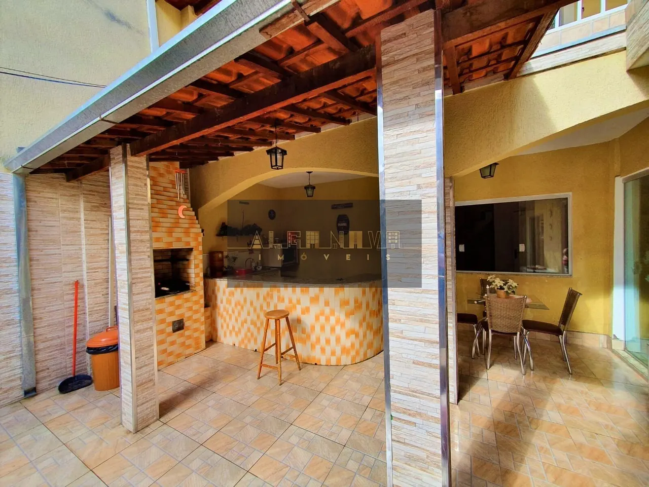 Foto 5 de Sobrado de 4 quartos (1 suíte) com área de churrasco e ponto comercial, Avenida
