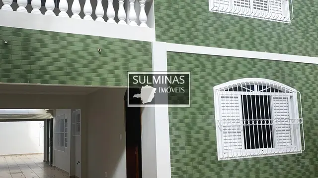Foto 1 de Sobrado de 4 quartos (1 suíte) com quintal amplo e garagem, Centro