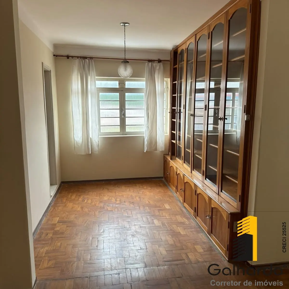 Foto 2 de Sobrado de 4 quartos (1 suíte) com piso de taco, Centro