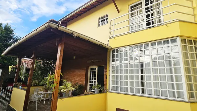 Sobrado de 6 quartos (3 suítes) com piscina e varanda gourmet, Centro