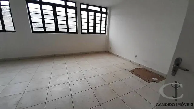 Sobrado de 7 quartos (2 suítes) com garagem para 4 carros, Centro