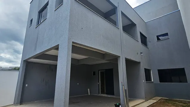 Sobrado novo com 2 suítes e 2 vagas cobertas, Centro