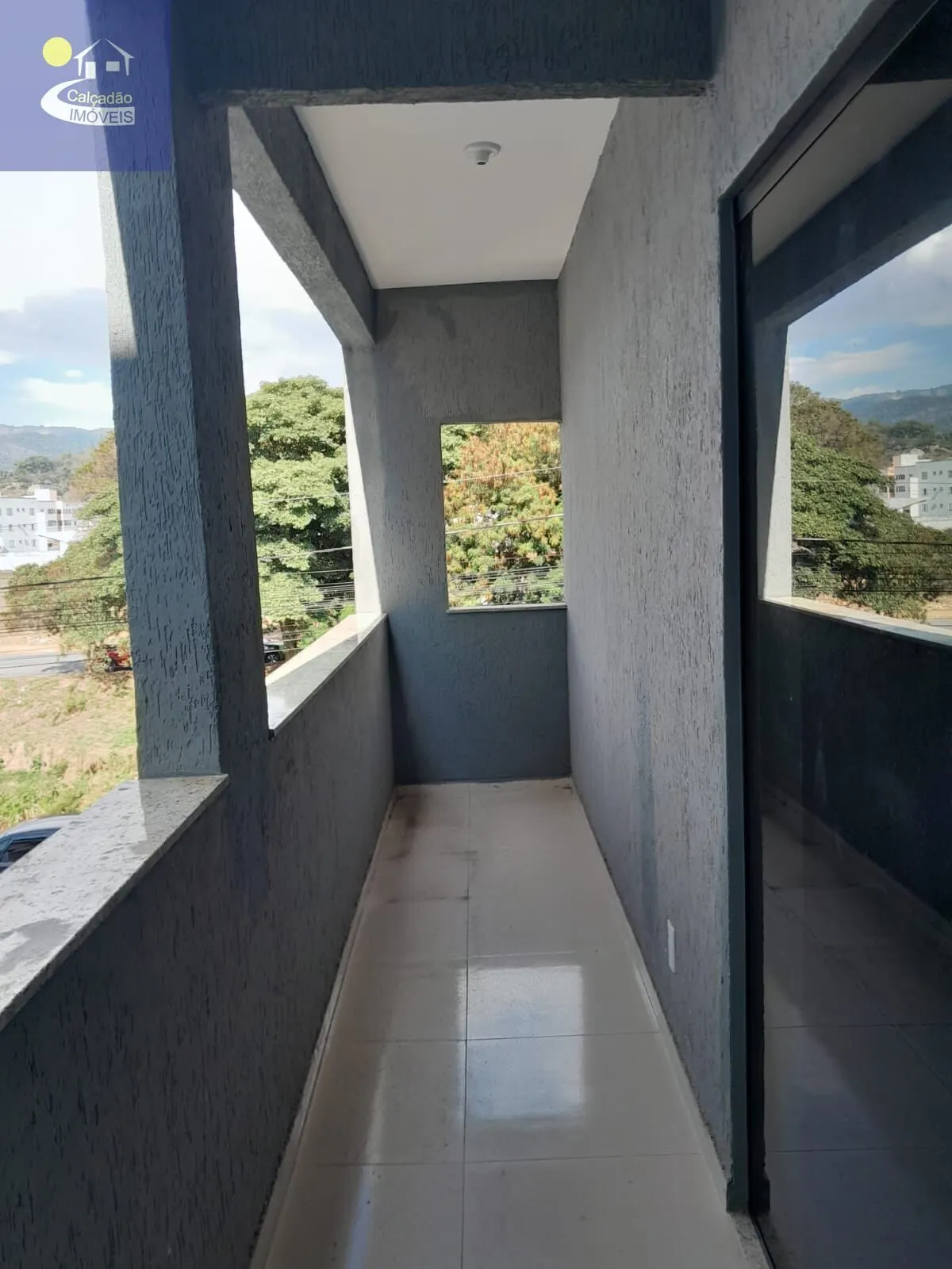 Foto 2 de Sobrado novo de 3 quartos (1 suíte) com varanda e 2 vagas, Centro
