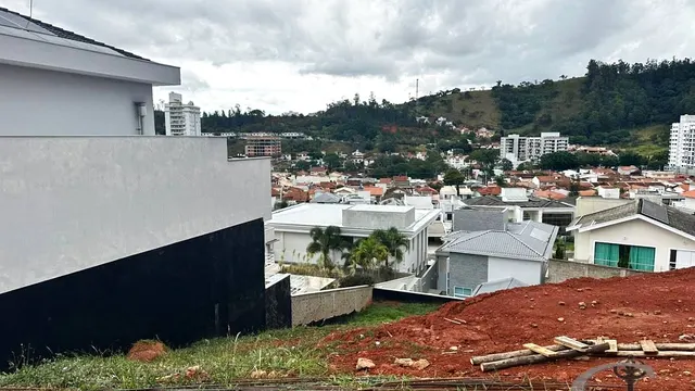 Lote de 542 m² no Condomínio Dr. João Luiz, Pinheirinho