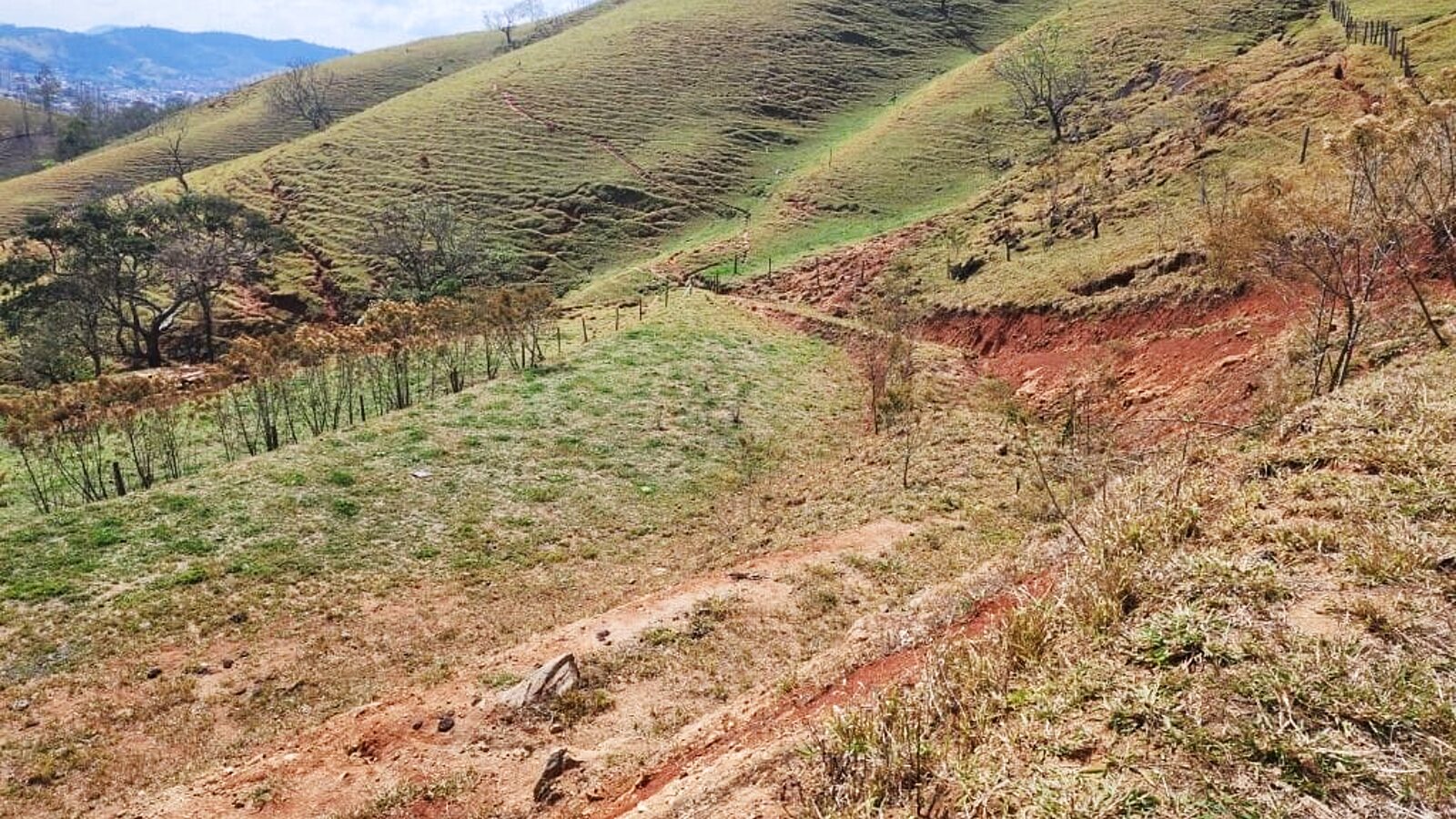 Terreno de 7.800 m² com platô em Anhumas