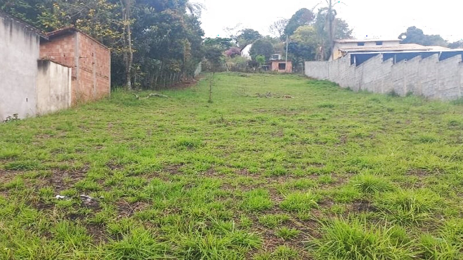 Terreno de 1.740 m² à margem da rodovia no Açude