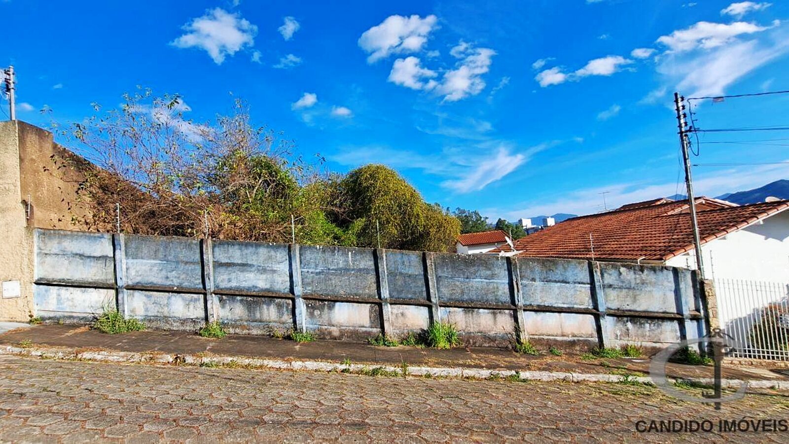 Terreno de 300 m² com 15 m de frente, Oriente