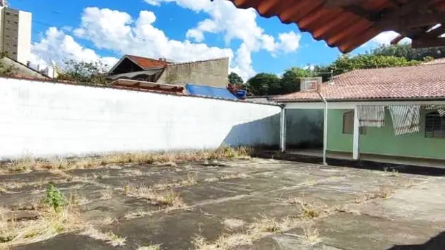 Terreno plano e murado de 420 m² na região do BPS, Pinheirinho