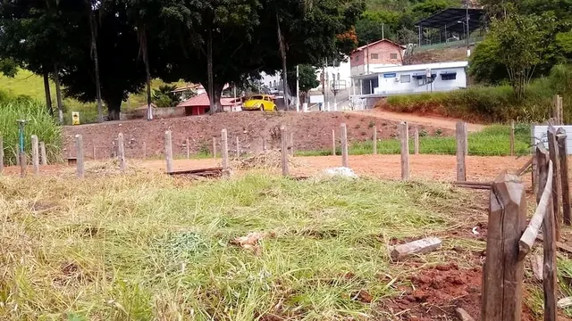 Foto 1 de Terreno cercado de 220 m² a 40 m do asfalto, Ano Bom