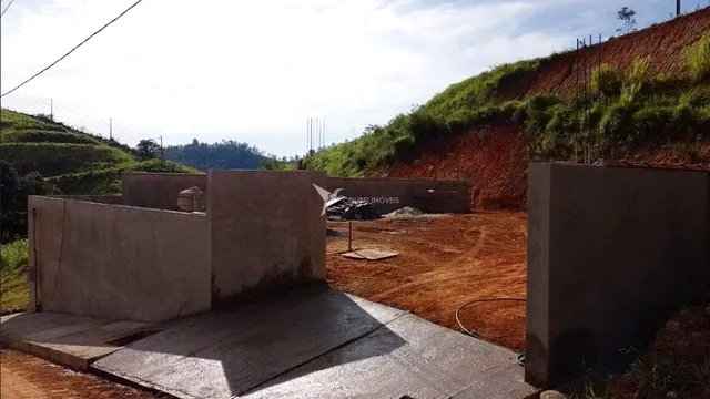 Terreno de 1.200 m² terraplanado com muros de contenção, Nossa Senhora da Agonia