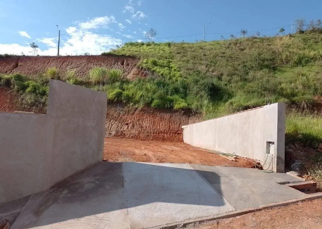 Foto 3 de Terreno de 1.200 m² terraplanado com muros de contenção, Nossa Senhora da Agonia
