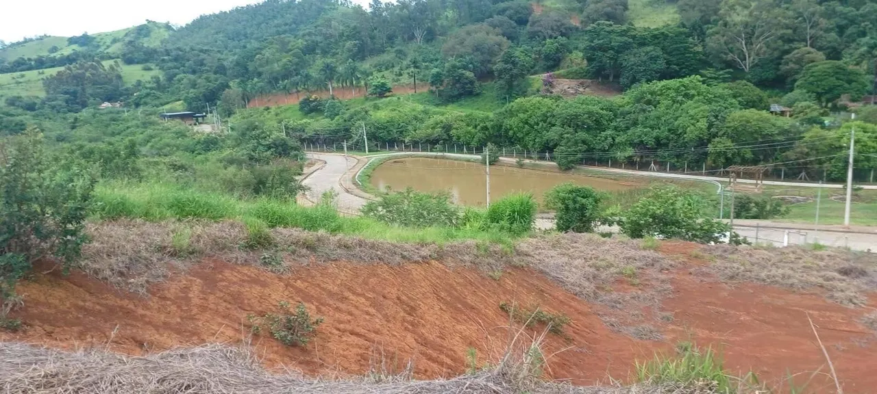 Foto 3 de Terreno de 1.294 m² com vista para o vale e a quadra, Condomínio Olhos D'Água