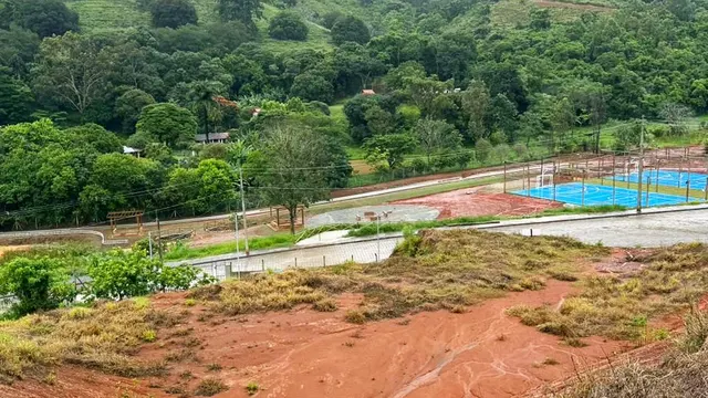 Terreno de 1.294 m² em rua calçada, Condomínio Olhos D'Água