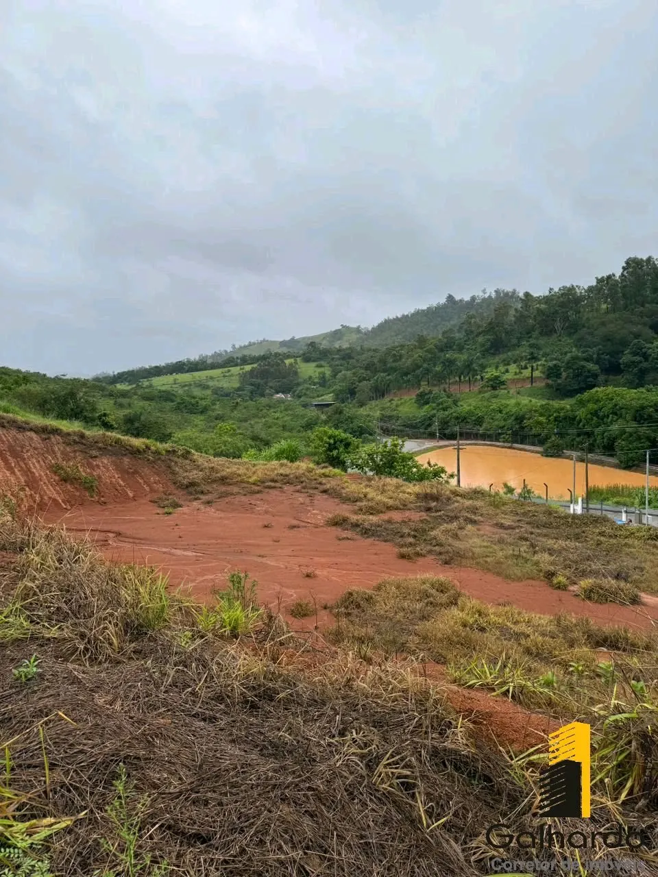 Foto 2 de Terreno de 1.294 m² em rua calçada, Condomínio Olhos D'Água