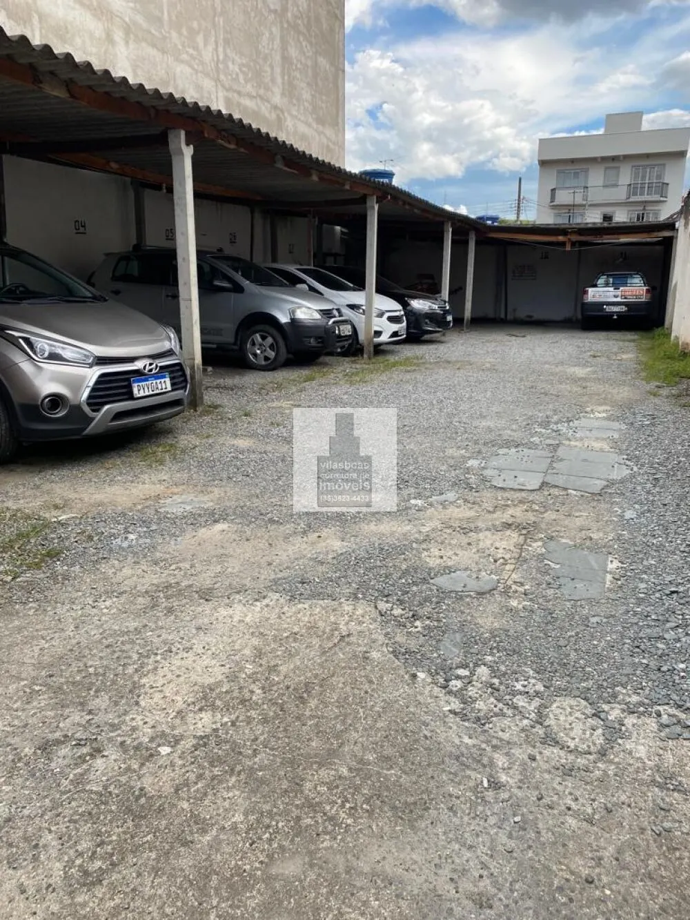 Foto 2 de Terreno de 198 m² murado com cobertura para carros, Avenida